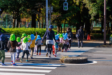 横断歩道を渡る先生と幼稚園児