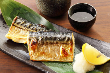 テーブルの鯖の塩焼きと日本酒