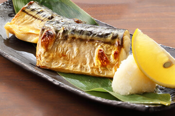 テーブルのさばの塩焼き
