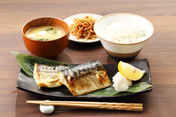 食卓の焼き魚定食