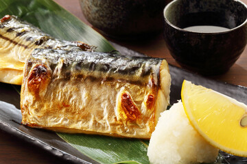 テーブルの鯖の塩焼きと日本酒