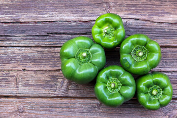 木材背景の緑のパプリカ