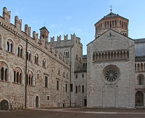 Fototapeta na wymiar Cattedrale di San Vigilio e palazzo del museo diocesano a Trento