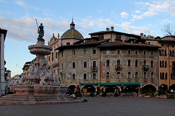 fontana del Nettuno e palazzi in Piazza Duomo a Trento