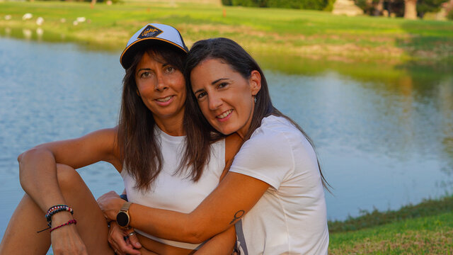 Chivas j&oacute;venes LGTB que son pareja y estan casadas enamoradas jugueteando en un campo de golf muy verde