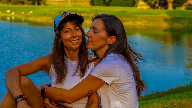 Chivas j&oacute;venes LGTB que son pareja y estan casadas enamoradas jugueteando en un campo de golf muy verde