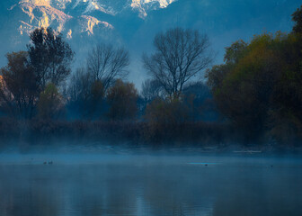 Obraz na płótnie Canvas Autumn colors in the lake fog