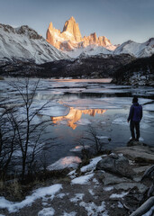 Amanecer invernal del cerro Fitz Roy desde la laguna Capri.