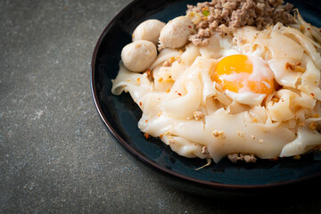 dried spicy noodles with minced pork, meatballs and egg