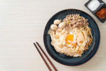 dried spicy noodles with minced pork, meatballs and egg