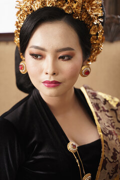 Close up of woman wearing Payas crown and Balinese Kebaya