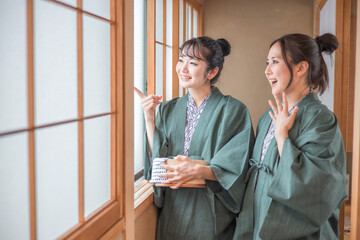 温泉旅行に来た女友達（廊下・2人）
