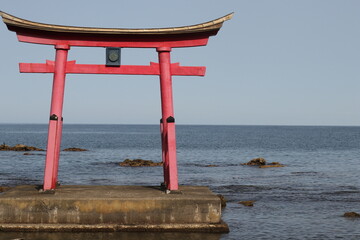 海岸沿いの鳥居