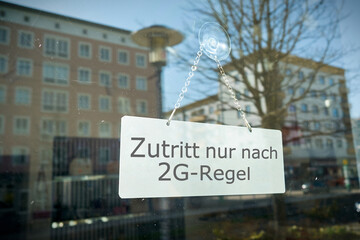 Schild am Schaufenster mit der Aufschrift Zutritt nur nach 2G-Regel