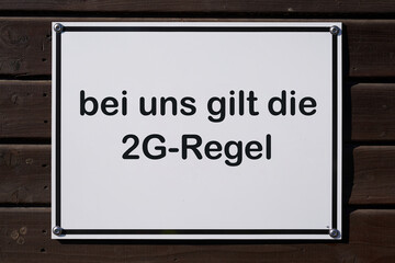 Schild an einem Restaurant mit der Aufschrift bei uns gilt die 2G-Regel