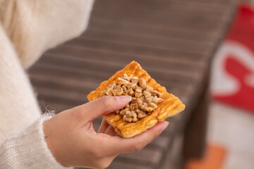 食べ歩きを楽しむ男性　Man