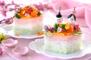 Home made diamond-shaped sushi cake for japanese dool's festival. Tiny dolles made from quail eggs , ham, boild vegetable and edible flowers.  かわいいひな祭り　おひな様ケーキ　ちらしケーキ寿司　ひし形ケーキ　