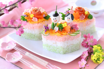 Home made diamond-shaped sushi cake for japanese dool's festival. Tiny dolles made from quail eggs , ham, boild vegetable and edible flowers.  かわいいひな祭り　おひな様ケーキ　ちらしケーキ寿司　ひし形ケーキ　