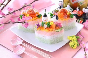 Home made diamond-shaped sushi cake for japanese dool's festival. Tiny dolles made from quail eggs , ham, boild vegetable and edible flowers. かわいいひな祭り　おひな様ケーキ　ちらしケーキ寿司　ひし形ケーキ　