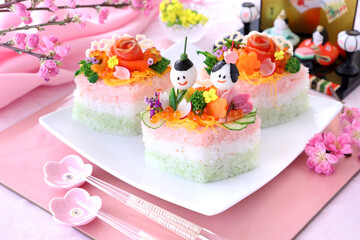 Home made diamond-shaped sushi cake for japanese dool's festival. Tiny dolles made from quail eggs , ham, boild vegetable and edible flowers. かわいいひな祭り　おひな様ケーキ　ちらしケーキ寿司　ひし形ケーキ　