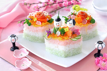 Home made diamond-shaped sushi cake for japanese dool's festival. Tiny dolles made from quail eggs , ham, boild vegetable and edible flowers.かわいいひな祭り　おひな様ケーキ　ちらしケーキ寿司　ひし形ケーキ　