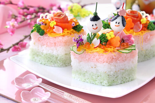 Home made diamond-shaped sushi cake for japanese dool's festival. Tiny dolles made from quail eggs , ham, boild vegetable and edible flowers. か わいいひな祭り　おひな様ケーキ　ちらしケーキ寿司　ひし形ケーキ　