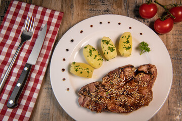 Recipe for Lacquered pork chop deglazed with honey and balsamic vinegar, steamed potato with butter and parsley