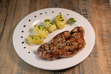 Recipe for Lacquered pork chop deglazed with honey and balsamic vinegar, steamed potato with butter and parsley