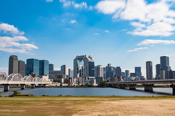 Fototapeta na wymiar 淀川から見た大阪の都市風景