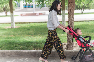 Mother daughter's outdoor parent-child time