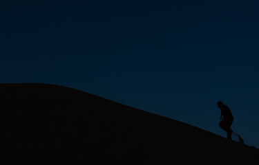 Obraz premium Silhouette of a man climbing the peak forever