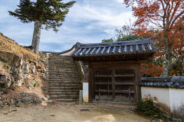 天空の城　備中松山城本丸東御門の石垣と紅葉