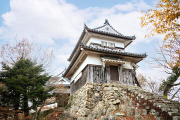 Fototapeta premium 天空の城 備中松山城二重櫓と腕木御門