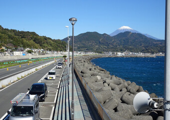 Obraz premium 東名高速道路下り線由比PAから望む富士山と駿河湾 風景写真 日本