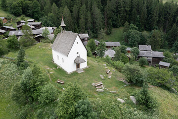 Fototapeta na wymiar Entorno boscoso suizo desde punto de vista aéreo.
