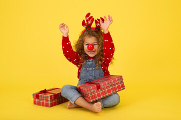 Obraz na płótnie Canvas Portrait of little girl with Christmas gift box