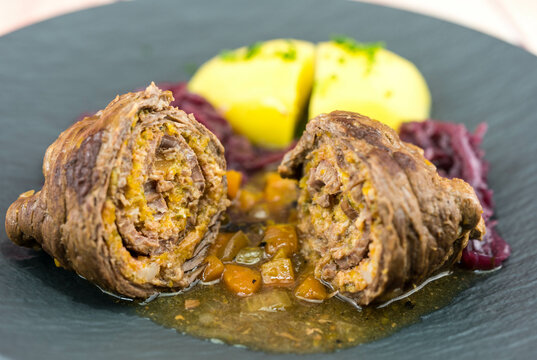 Rindfleisch Roulade mit Salzkartoffeln und Rotkohl