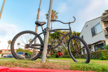 Fototapeta premium Bicycle locked on a metal pole at La Jolla, California