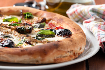 Deliziosa pizza napoletana vegetariana condita con mozzarella, pomodoro e melanzane, Cucina Italiana