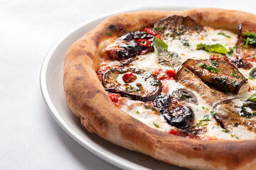 Deliziosa pizza napoletana vegetariana condita con mozzarella, pomodoro e melanzane, Cucina Italiana