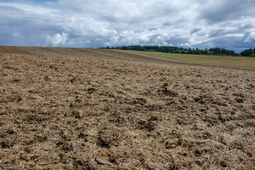 Gepflügtes Feld / Acker / Landwirtschaft - Landschaft unter einem dramatischen Wolkenhimmel