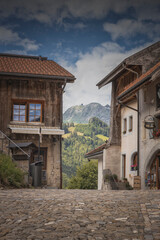 Entorno del pueblo de Gruyeres, castillo y calles.