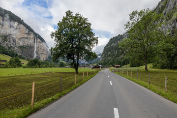 iconico valle suizo lleno de cascadas y cabañas de madera llamado Lauterbrunnen