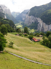 iconico valle suizo lleno de cascadas y cabañas de madera llamado Lauterbrunnen