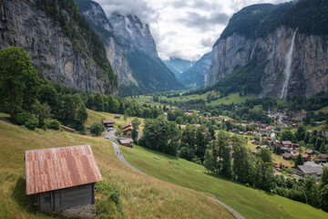 iconico valle suizo lleno de cascadas y cabañas de madera llamado Lauterbrunnen