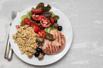 fried meat with hamburger with tabbouleh and salad