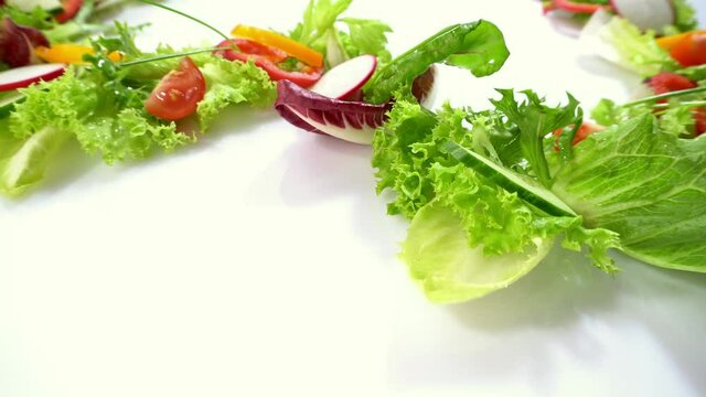 Salat, Gem&uuml;se und Blattsalat auf Wei&szlig; - Freigestellt