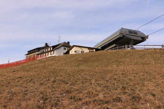 Blick auf die Bergstation und das Belchenhaus auf dem Gipfel des Belchen im Schwarzwald