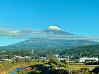 新幹線車窓から見る富士山（富士市付近）