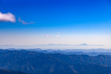 青空と山脈　遠くに見える筑波山